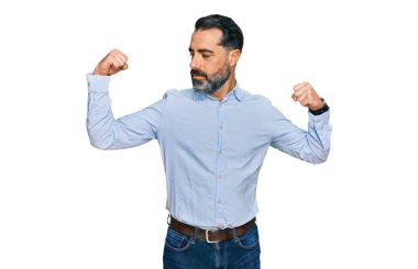 Sakallı, iş gömleği giyen, kollarında gururla gülümseyen orta yaşlı bir adam. fitness konsepti. 