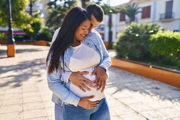 Jong Latijn Paar Verwachten Baby Knuffelen Elkaar Staande Park — Stockfoto
