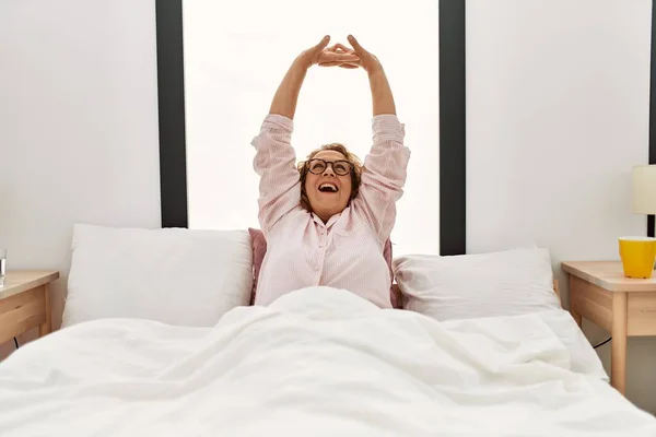 Καυκάσια Γυναίκα Μέσης Ηλικίας Ξυπνά Τεντωμένα Χέρια Κάθεται Στο Κρεβάτι — Φωτογραφία Αρχείου