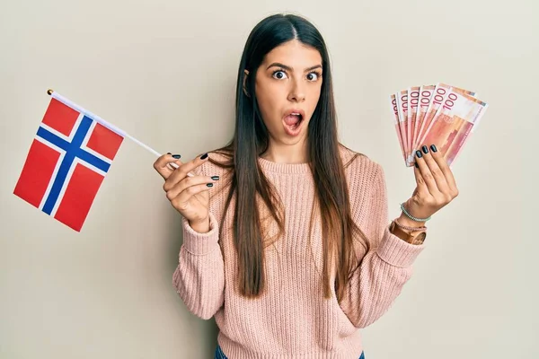 Молода Іспаномовна Жінка Тримає Прапор Норвегії Банкноти Крони Бояться Шоковані — стокове фото