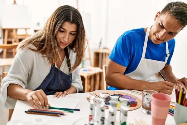 Dos Estudiantes Sonriendo Feliz Pintura Sentados Mesa Escuela Arte —  Fotos de Stock