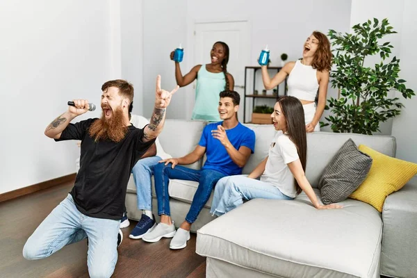 Gruppe Junger Freunde Bei Party Mit Mikrofon Hause — Stockfoto