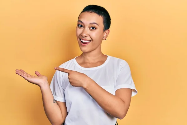 Beautiful Hispanic Woman Short Hair Wearing Casual White Shirt Amazed — ストック写真