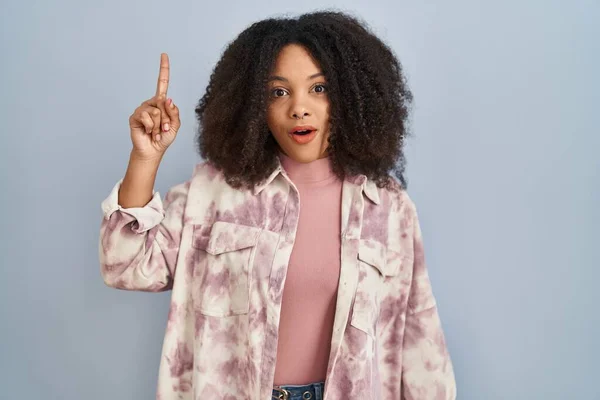 Young African American Woman Standing Blue Background Pointing Finger Successful — Stockfoto