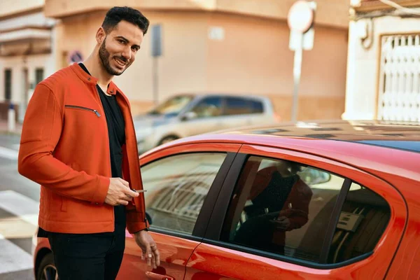 Jonge Spaanse Man Met Sleutel Van Een Nieuwe Auto Stad — Stockfoto