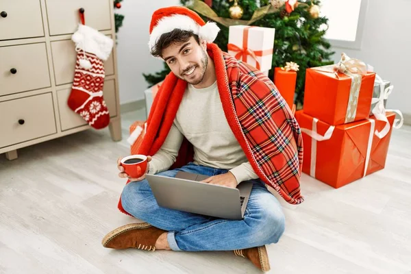 Joven Hispano Usando Sombrero Navidad Usando Laptop Bebiendo Café Casa — Foto de Stock