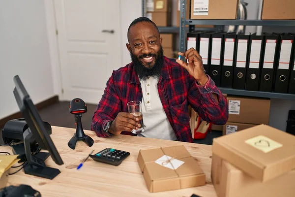 Young African American Man Ecommerce Business Worker Holding Pill Office — 스톡 사진
