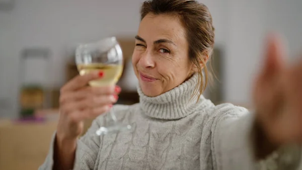 Middelbare Leeftijd Spaanse Vrouw Toasten Met Wijn Maken Selfie Door — Stockfoto
