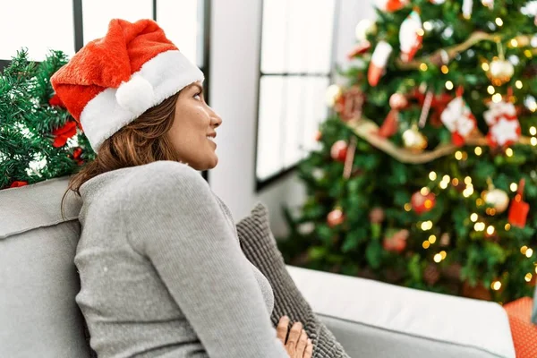 Jeune Femme Latine Souriante Confiante Assise Près Arbre Noël Maison — Photo