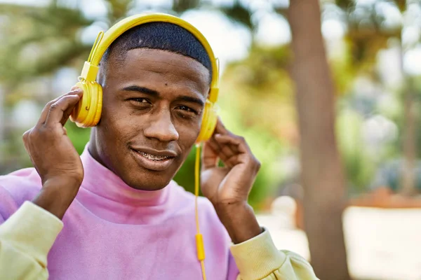 若いアフリカ系アメリカ人の男が市内のヘッドフォンを使用して幸せな笑顔 — ストック写真