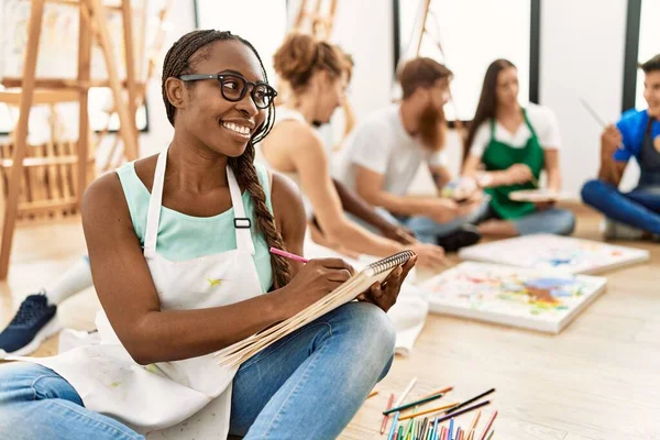 Groupe Personnes Souriant Dessin Heureux Assis Sur Sol Atelier Art — Photo