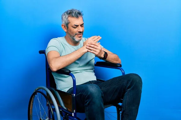 Bonito Homem Meia Idade Com Cabelos Grisalhos Sentado Cadeira Rodas — Fotografia de Stock
