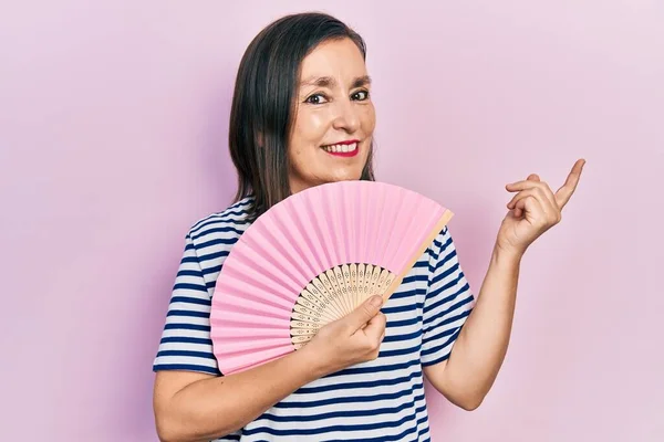 Mulher Hispânica Meia Idade Acenando Com Ventilador Mão Arrefecimento Verão — Fotografia de Stock