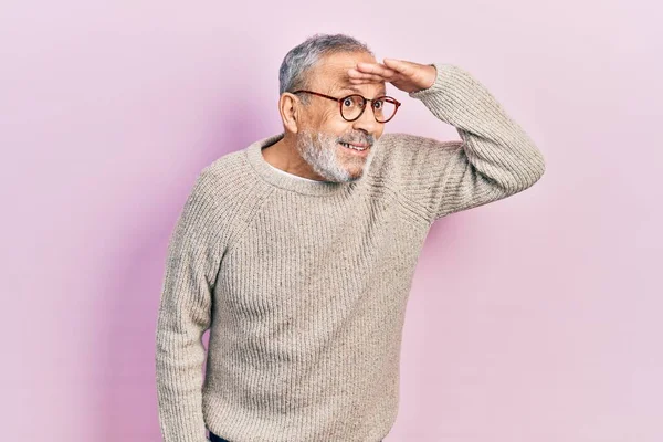Pohledný Starší Muž Vousy Neformálním Svetru Brýlích Velmi Šťastný Usmívající — Stock fotografie