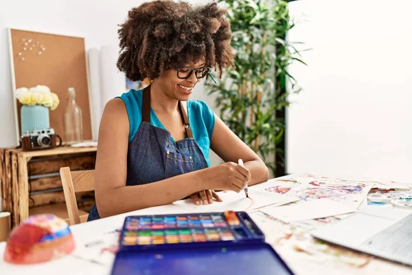Junge Afroamerikanerin Lächelt Selbstbewusst Beim Online Zeichenkurs Kunststudio — Stockfoto