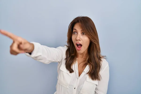Hispanic Woman Standing Isolated Background Pointing Finger Surprised Ahead Open — Stock Photo, Image