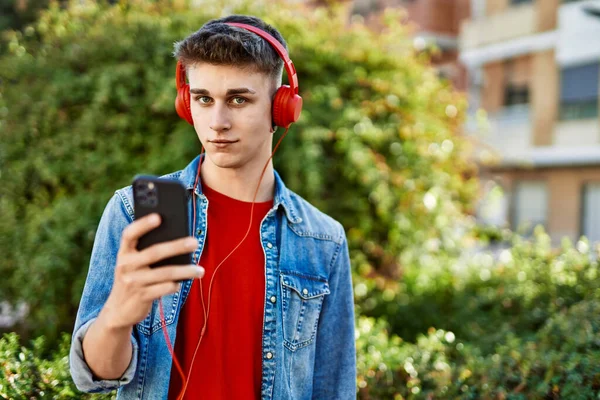 Giovane Ragazzo Caucasico Con Cuffie Che Ascolta Musica Città — Foto Stock