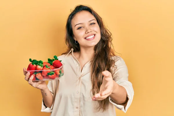 Joven Chica Hispana Sosteniendo Fresas Sonriente Alegre Ofreciendo Mano Palma —  Fotos de Stock