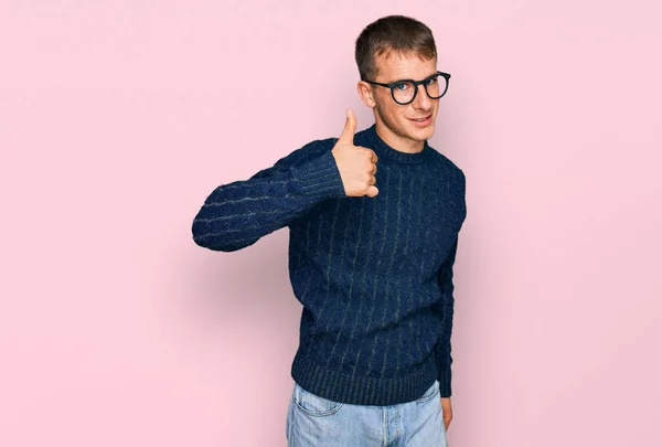 Mladý Plavovlasý Muž Neformálním Oblečení Brýlích Dělá Šťastné Gesto Rukou — Stock fotografie