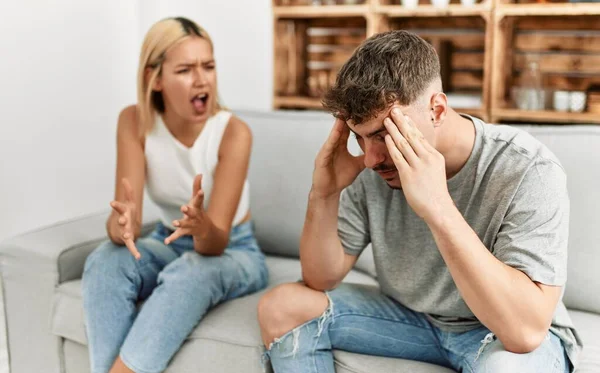 Genç beyaz çift evde mutlu gülümsüyor..