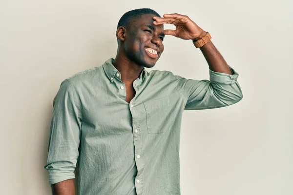 Junger Afrikanisch Amerikanischer Mann Lässiger Kleidung Sehr Glücklich Und Lächelnd — Stockfoto