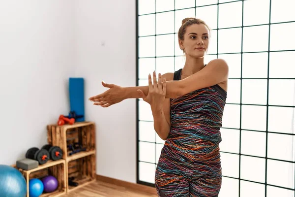 Spor merkezinde esneme hareketleri yapan genç bir kadın