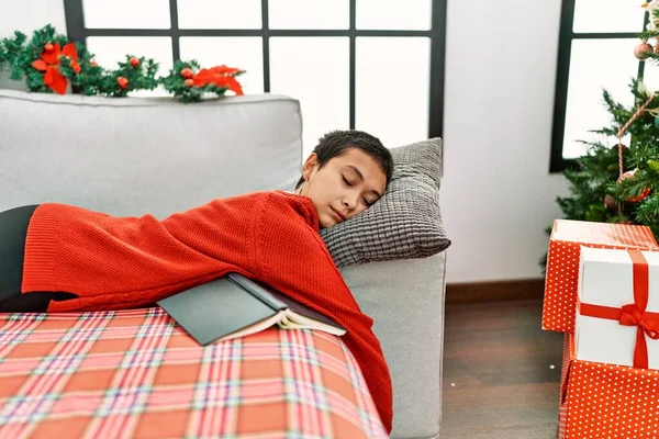 Jovem Hispânica Dormindo Deitada Árvore Natal Casa — Fotografia de Stock