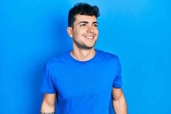 Günlük Mavi Tişört Giyen Genç Spanyol Adam Yüzünde Gülümsemeyle Yan — Stok fotoğraf