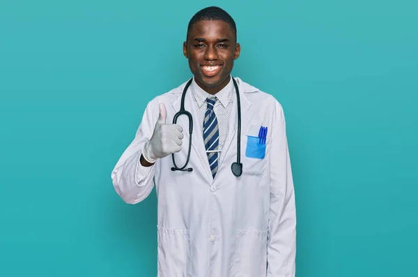 Молодой Африканский Американец Форме Врача Стетоскопе Улыбается Счастливым Позитивным Большой — стоковое фото