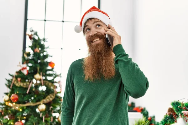 Ung Rödhårig Man Pratar Smartphone Står Vid Julgranen Hemma — Stockfoto