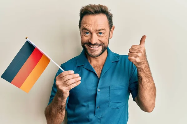 Muž Středního Věku Drží Německou Vlajku Úsměvem Šťastný Pozitivní Palec — Stock fotografie