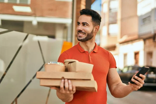 Jonge Latijns Amerikaanse Man Met Behulp Van Smartphone Houden Afhaalmaaltijden — Stockfoto