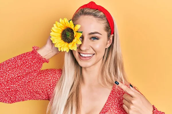 Young Beautiful Caucasian Woman Holding Yellow Sunflowers Eye Smiling Happy — Φωτογραφία Αρχείου
