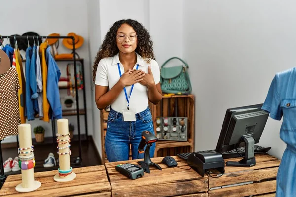 Schöne Hispanische Frau Die Einem Bekleidungsgeschäft Arbeitet Lächelt Mit Geschlossenen — Stockfoto