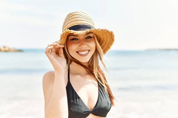 Jovem Cuacasian Menina Sorrindo Feliz Vestindo Biquíni Praia — Fotografia de Stock