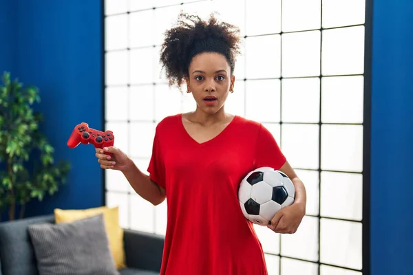 Joven Mujer Afroamericana Jugando Fútbol Videojuego Cara Choque Buscando Escéptico — Foto de Stock