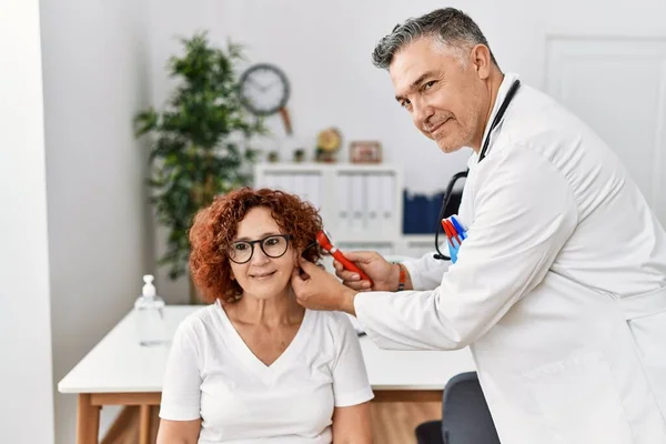 Mann Und Frau Mittleren Alters Arztuniform Untersuchen Das Ohr Bei — Stockfoto