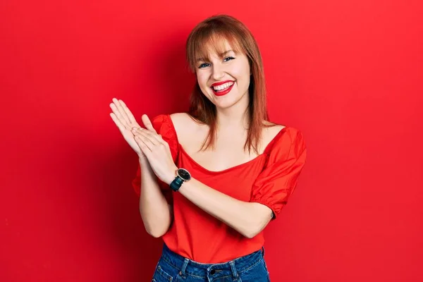 Kızıl Saçlı Kırmızı Tişörtlü Genç Bir Kadın Alkışlıyor Alkışlıyor Mutlu — Stok fotoğraf