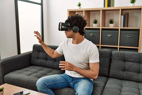 Jovem Hispânico Brincando Com Óculos Realidade Virtual Sentado Sofá Casa — Fotografia de Stock