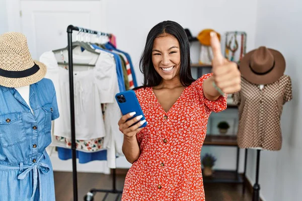 소매점 부티크에서 일하고 스마트폰을 이용해 손으로 긍정적 행동을 승인하고 웃으며 — 스톡 사진