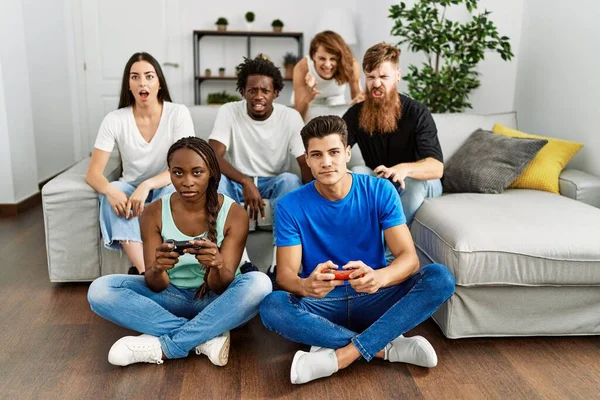 Group Young Friends Smiling Happy Playing Video Game Home — Stock Photo, Image