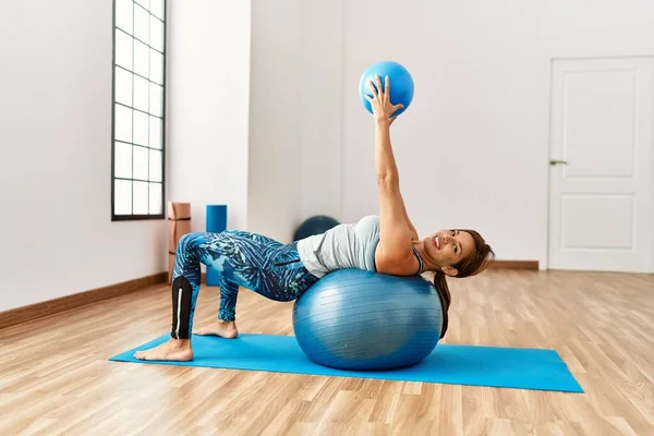 Mujer Latina Joven Sonriendo Confiado Entrenamiento Abs Ejercicio Usando Pelota — Foto de Stock