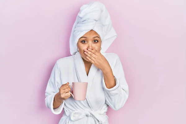 Junges Hispanisches Mädchen Bademantel Das Eine Tasse Kaffee Trinkt Und — Stockfoto