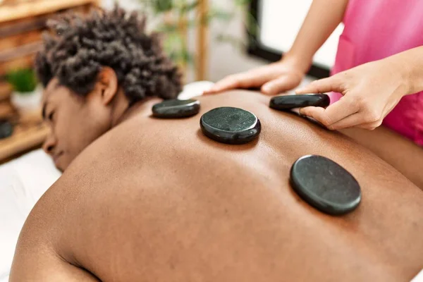 Ung Afrikansk Amerikansk Man Som Har Massage Med Varma Stenar — Stockfoto