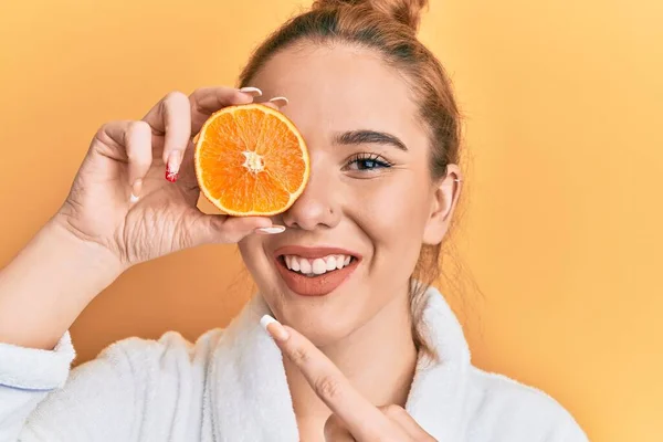 Mujer Rubia Joven Con Albornoz Sosteniendo Naranja Fresca Sonriendo Feliz —  Fotos de Stock