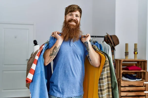 Giovane Uomo Cliente Rossa Sorridente Appeso Tenuta Felice Con Vestiti — Foto Stock