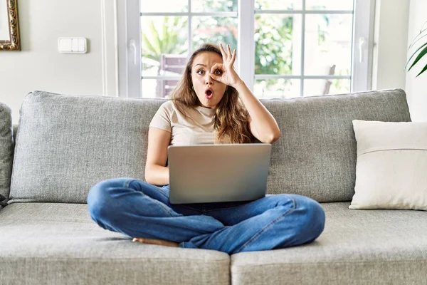 Linda Jovem Morena Sentada Sofá Usando Computador Portátil Casa Fazendo — Fotografia de Stock