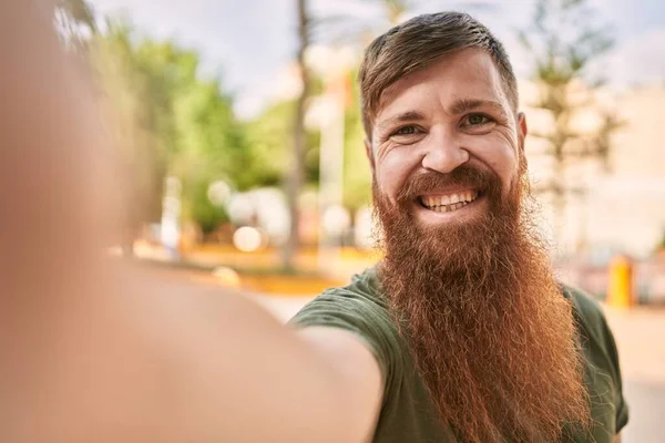 Genç Kızıl Saçlı Adam Kendinden Emin Gülümsüyor Kameranın Önünde Selfie — Stok fotoğraf
