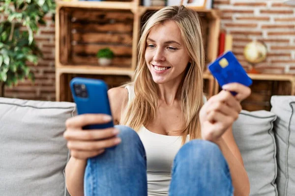 Jong Blond Vrouw Met Behulp Van Smartphone Credit Card Zittend — Stockfoto