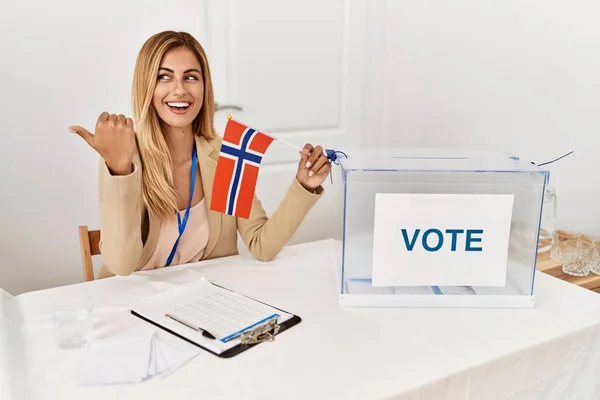 Блондинка Красивая Молодая Женщина Выборах Политической Кампании Держа Флаг Норвегии — стоковое фото